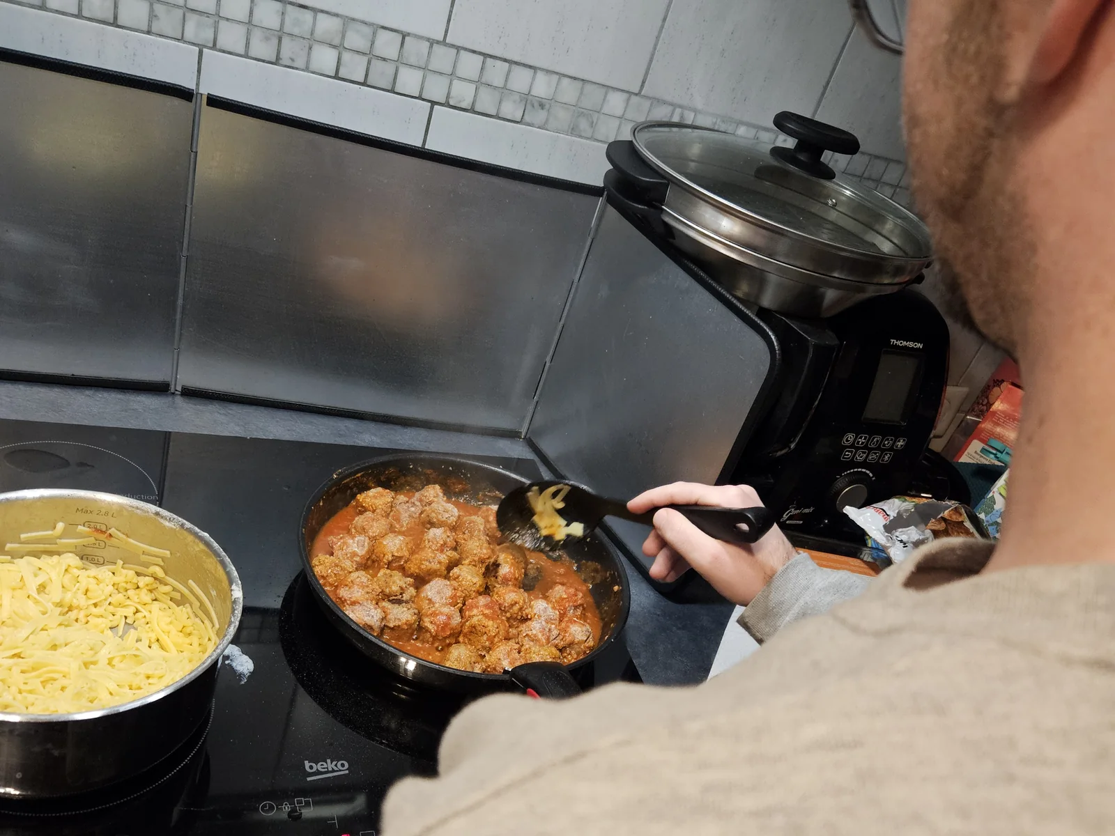 Étienne prépare un repas simple au domicile d’un client à Pechbonnieu