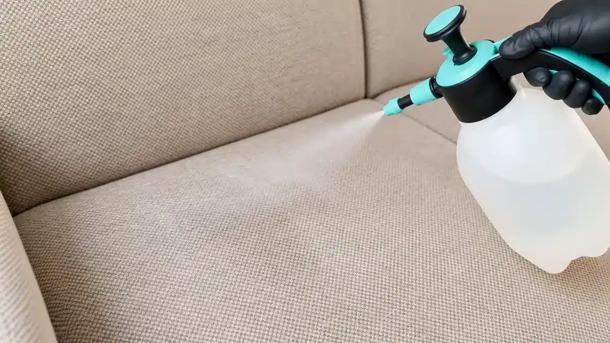 Application d’un prétraitement sur un canapé en tissu