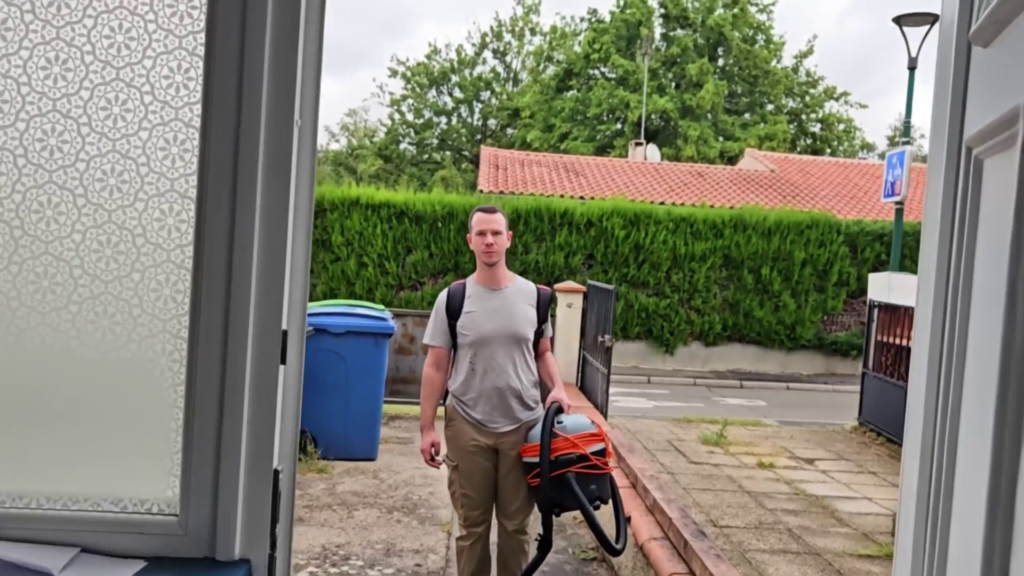 Étienne transporte ses sacs de matériel avant une intervention à domicile