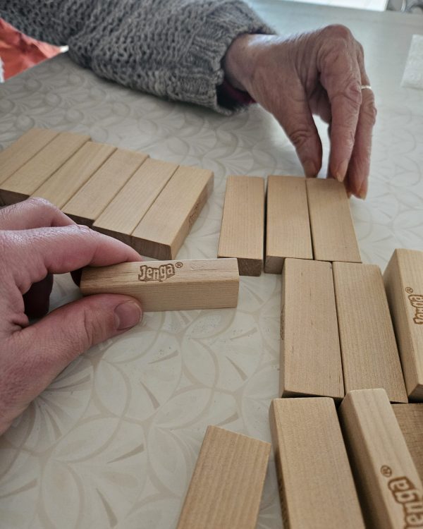 Jeu de Jenga avec une personne âgée à Pechbonnieu